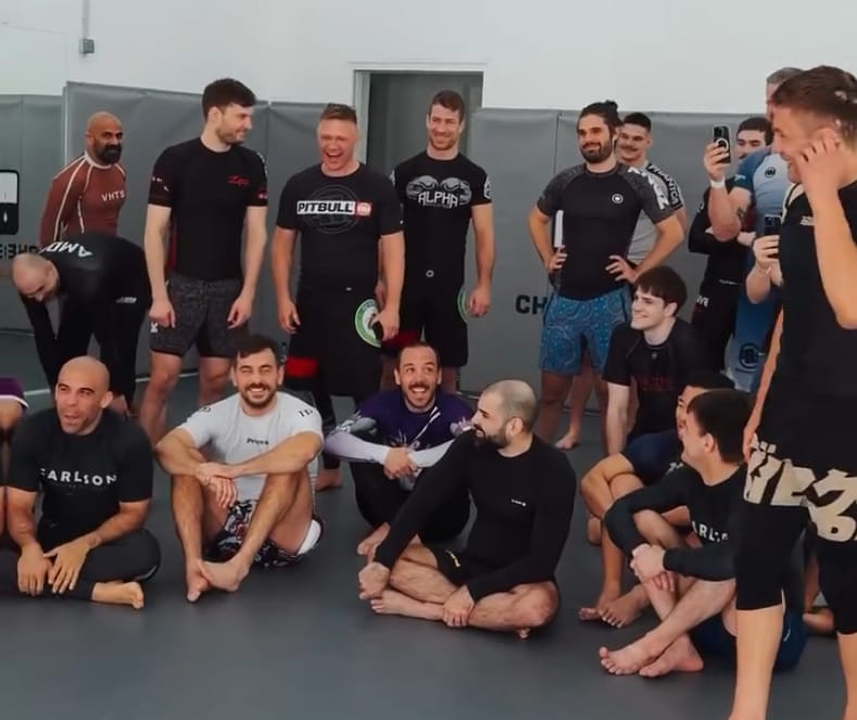 Lachende Mitglieder der Alpha Academy nach dem No-Gi-Training